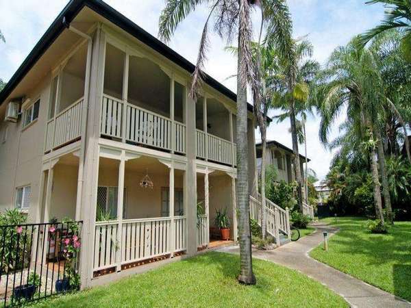 Spacious 2 Bedroom Upstairs Unit - Walk to City