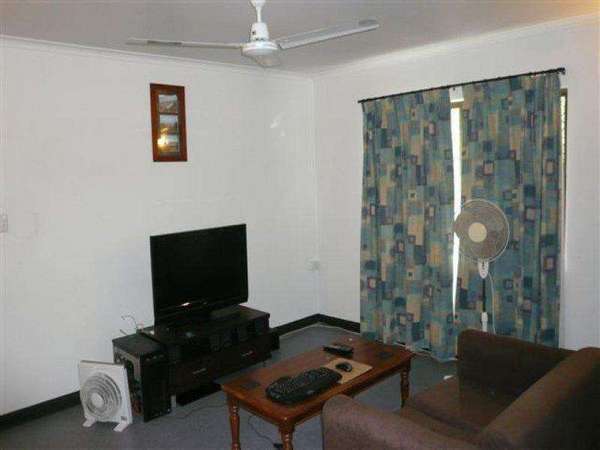 2 Bedroom Renovated Upstairs Unit - Air-conditioned Throughout!