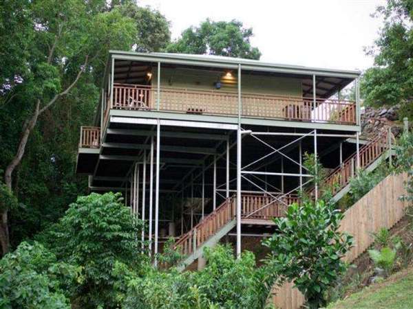 Treetop Living - Top Of Yorkeys - With All The Trimmings !!!